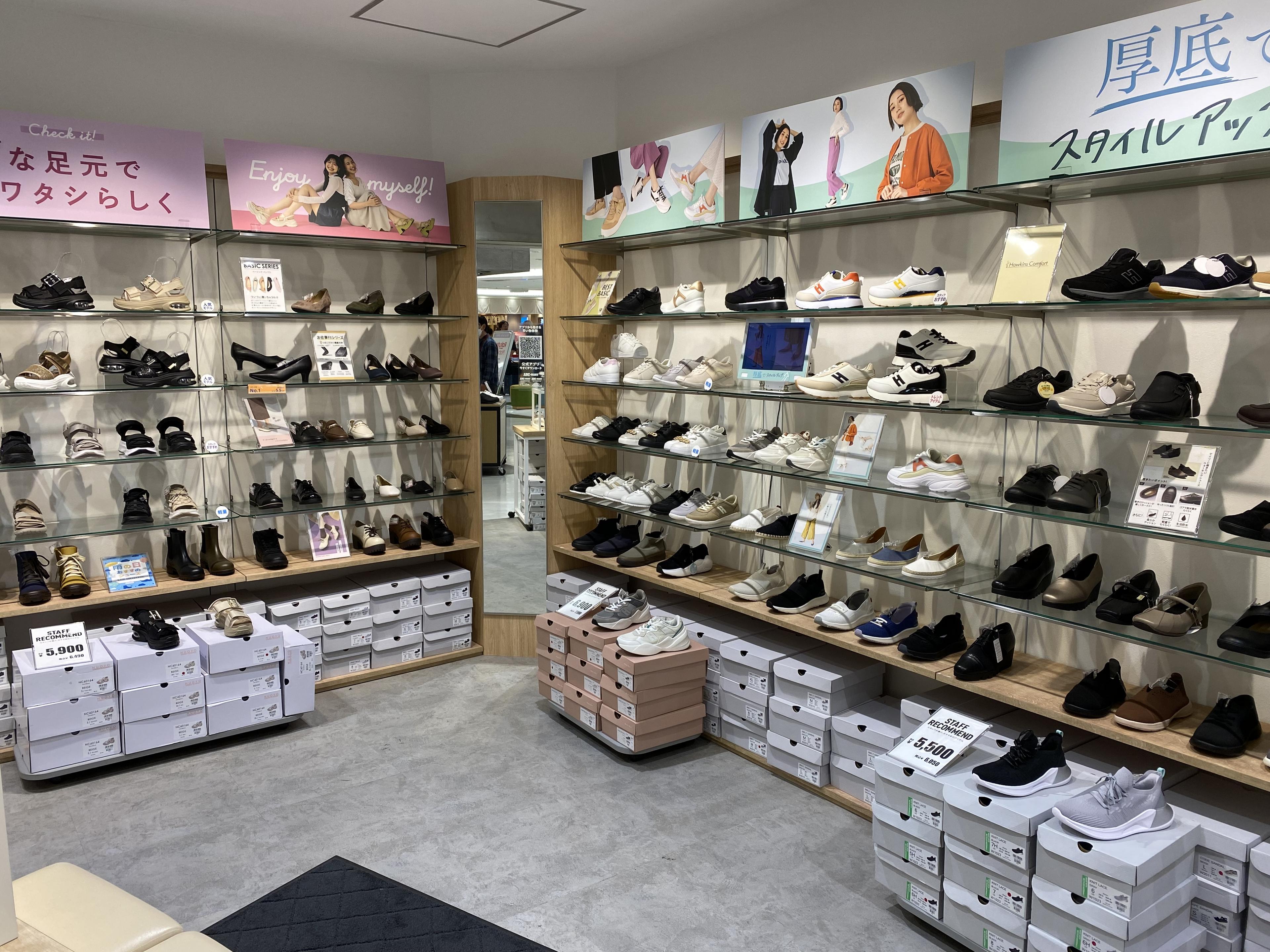 Interior photo of ABC-MART Narita Airport Terminal 1 shop