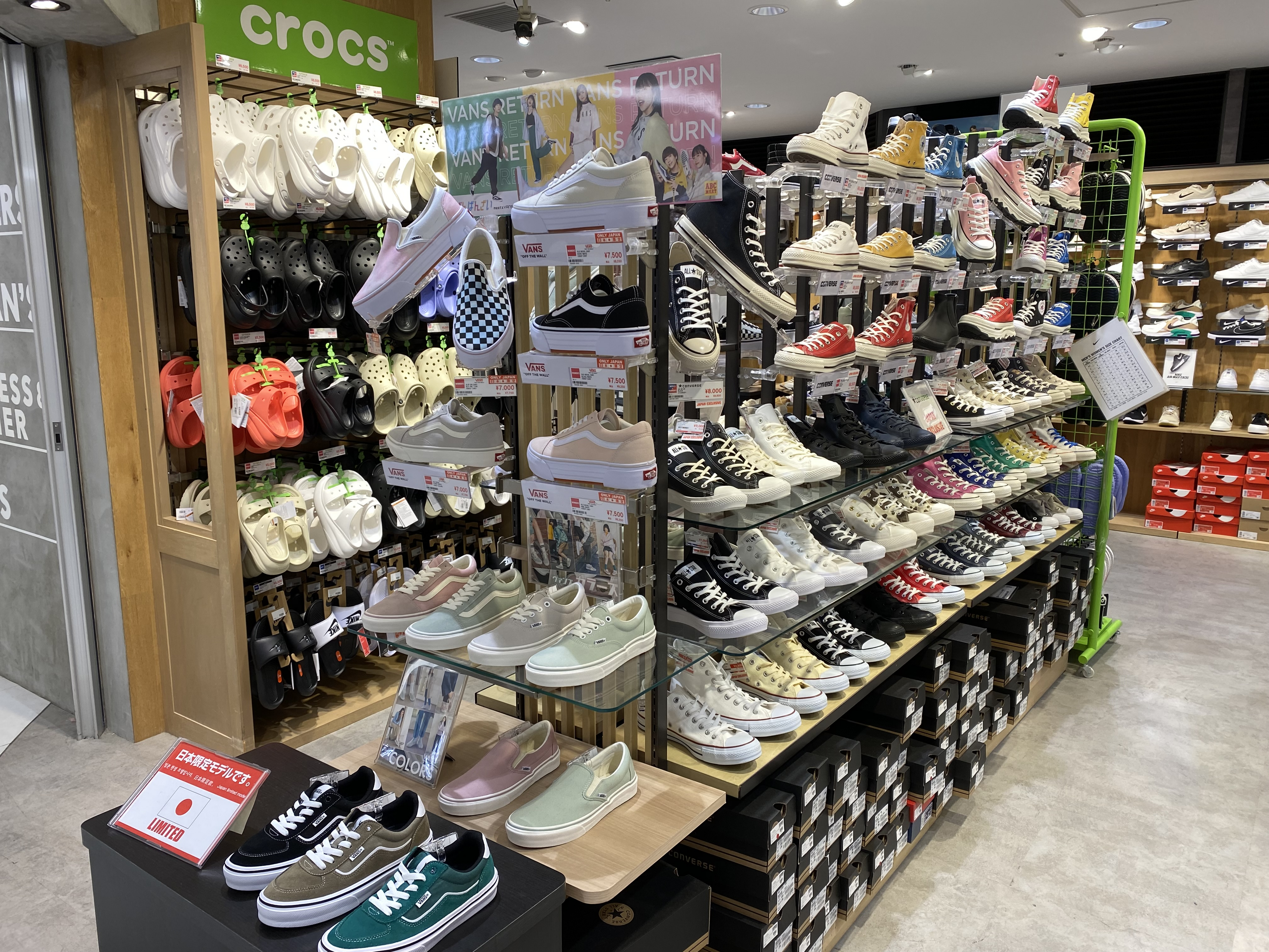 ABC-MART成田机场第1航站楼店的店铺内部照片