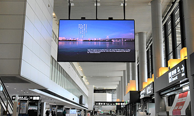 第1ターミナル北ウイング到着ロビーの大型LEDビジョンの写真