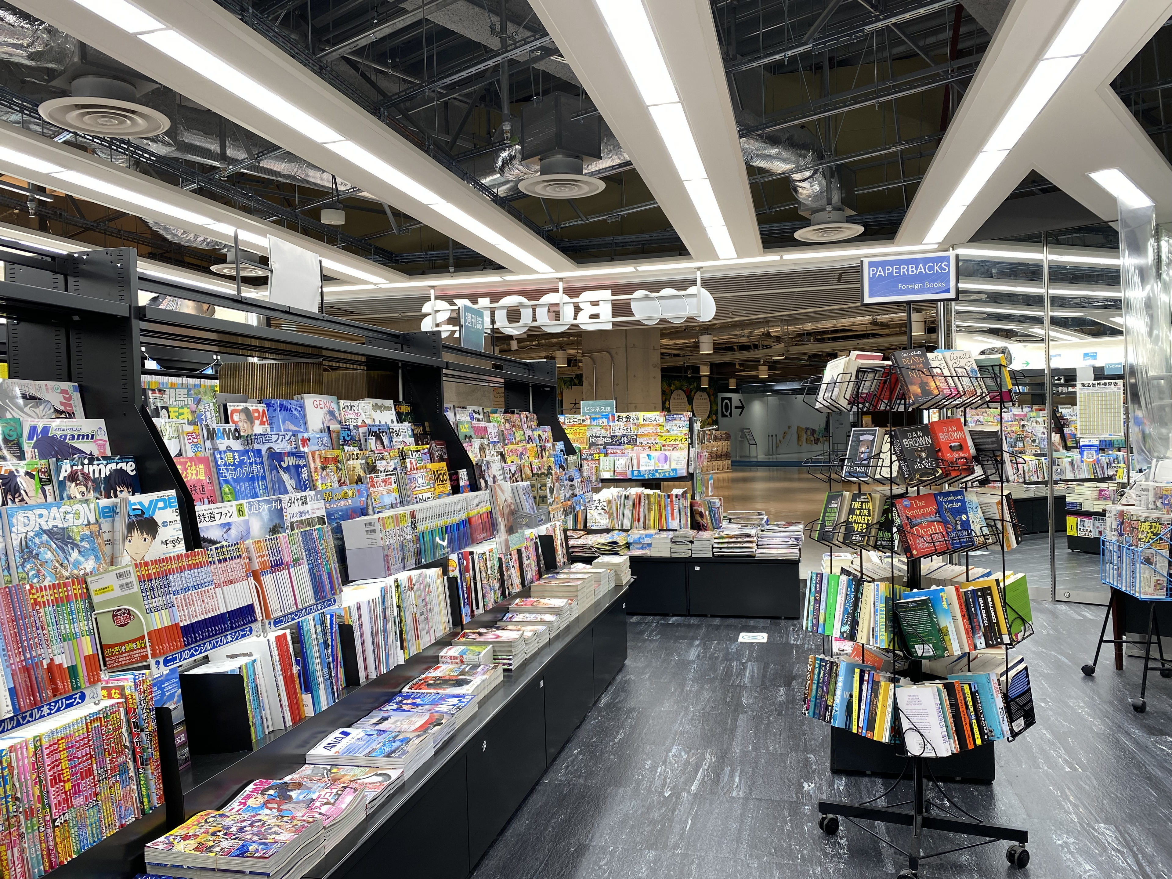 Interior photo of the Fa-So-La BOOKS Terminal 3 Shop
