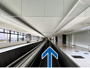 Photo with moving walkway and arrows