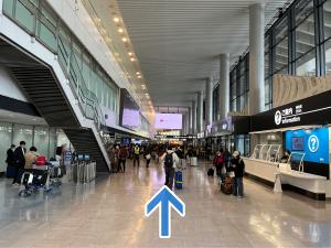 Take the escalator from the arrival lobby to go down to 1F and go straight.