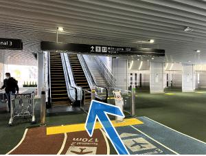 Photo with escalator and arrow