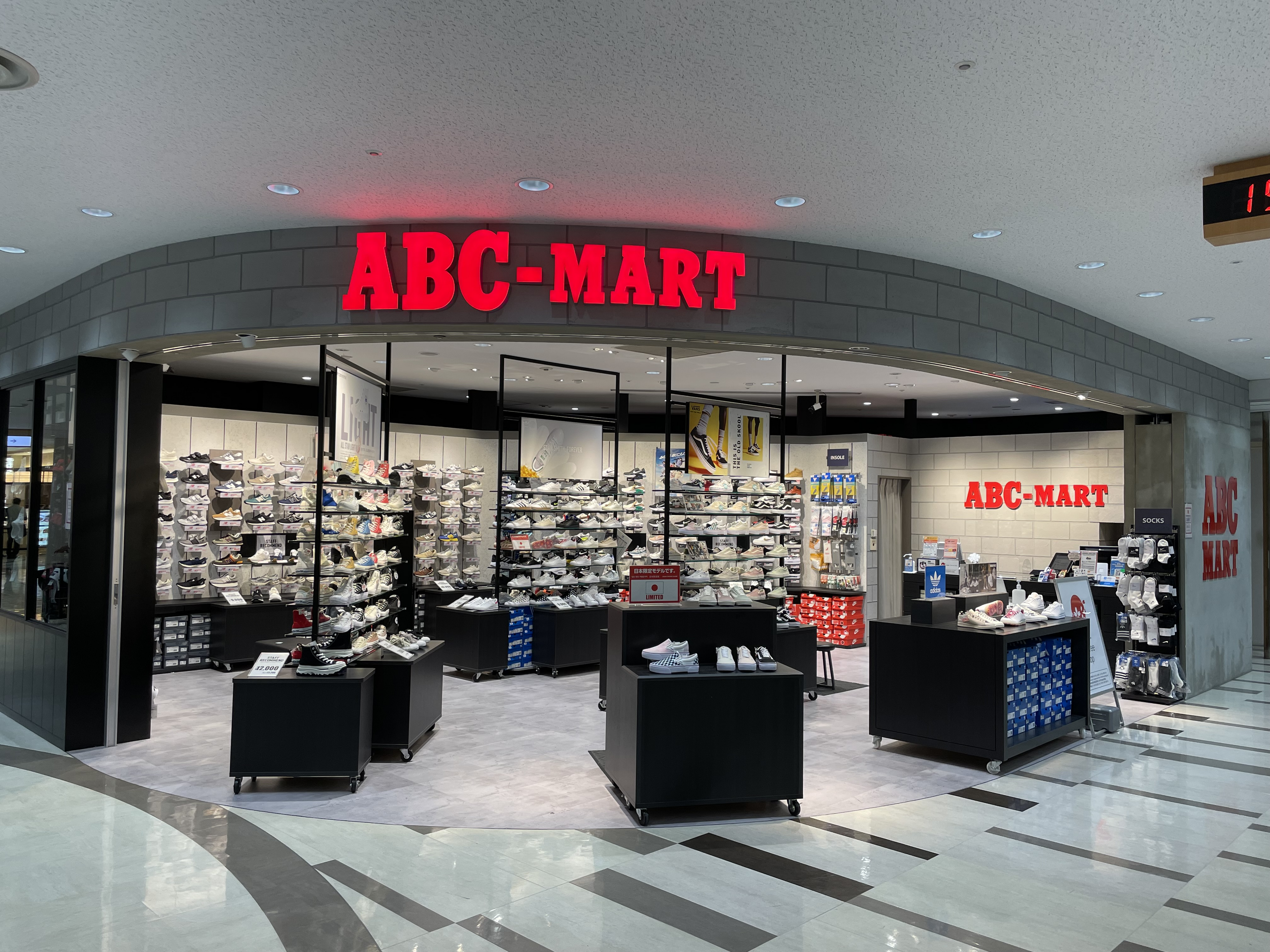 ABC-MART Terminal 2的店铺外观照片