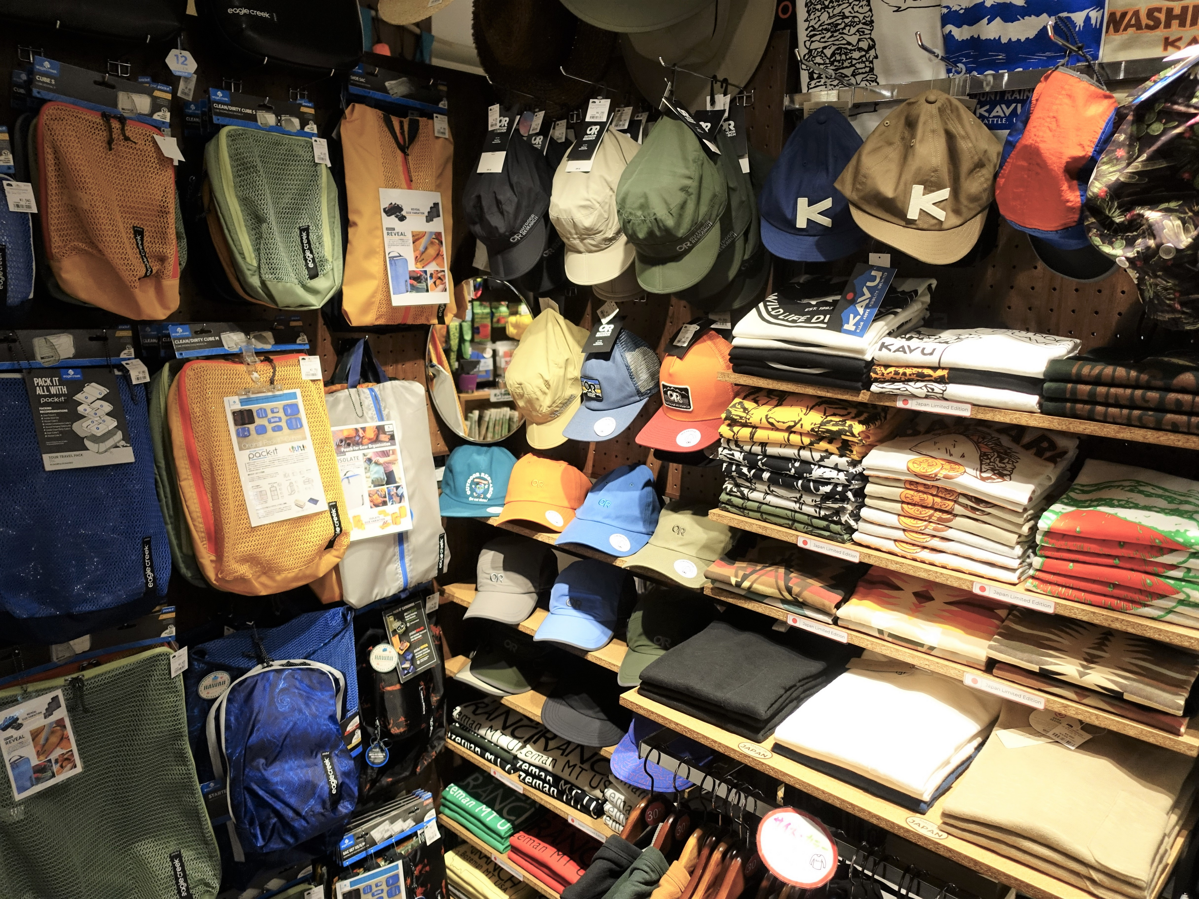 Interior photo of the A&F COUNTRY Narita Airport Shop