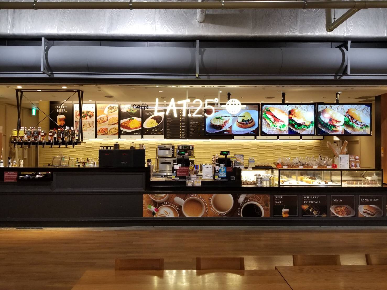 caffe LAT.25°成田空港第3ターミナル2F店の店舗画像