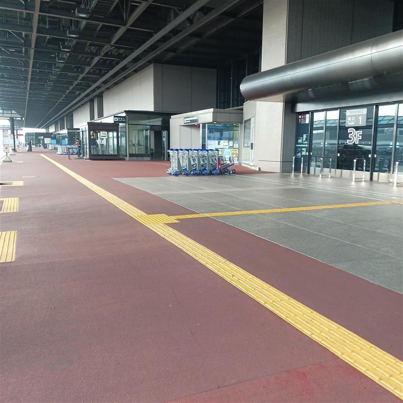 视障人士用盲道地砖的照片
