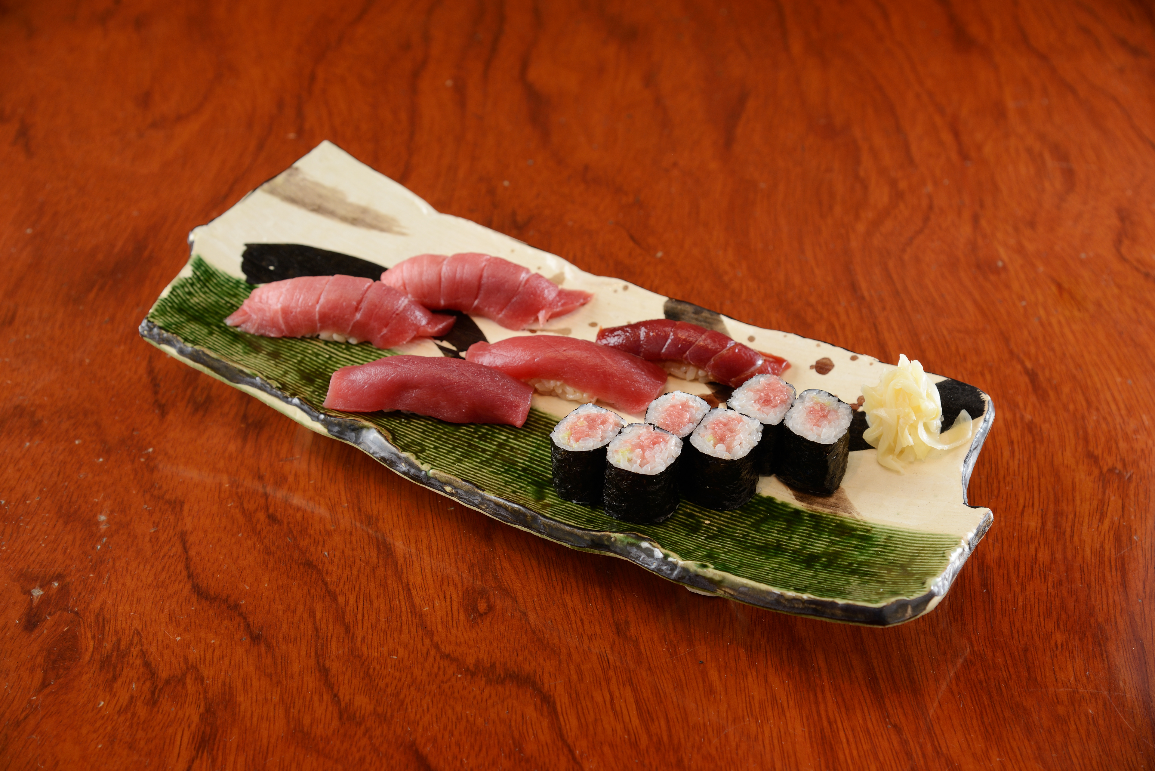 國產野生藍鰭金槍魚握壽司的照片