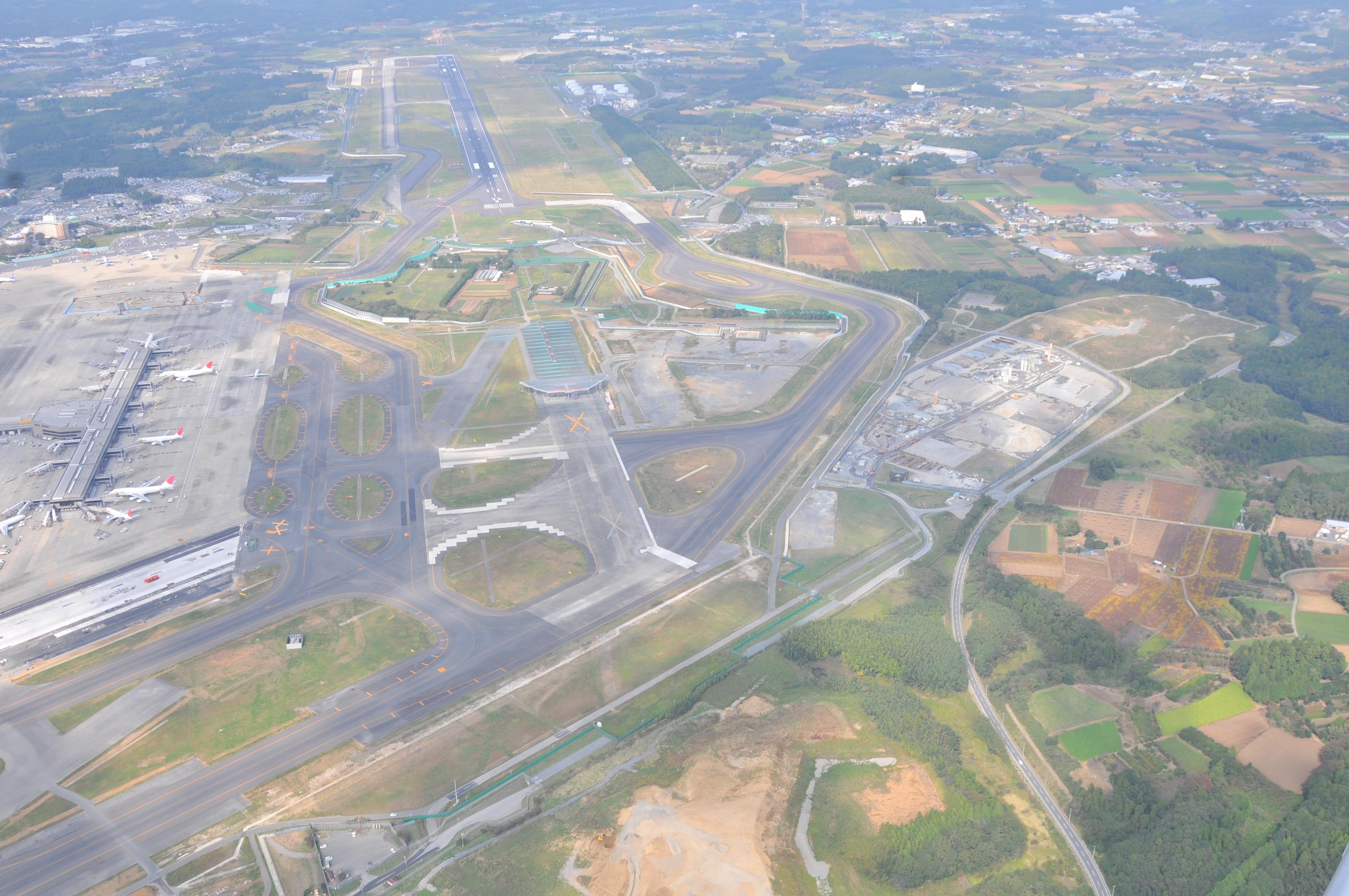B滑走路（2,500ｍ）供用開始当時の様子