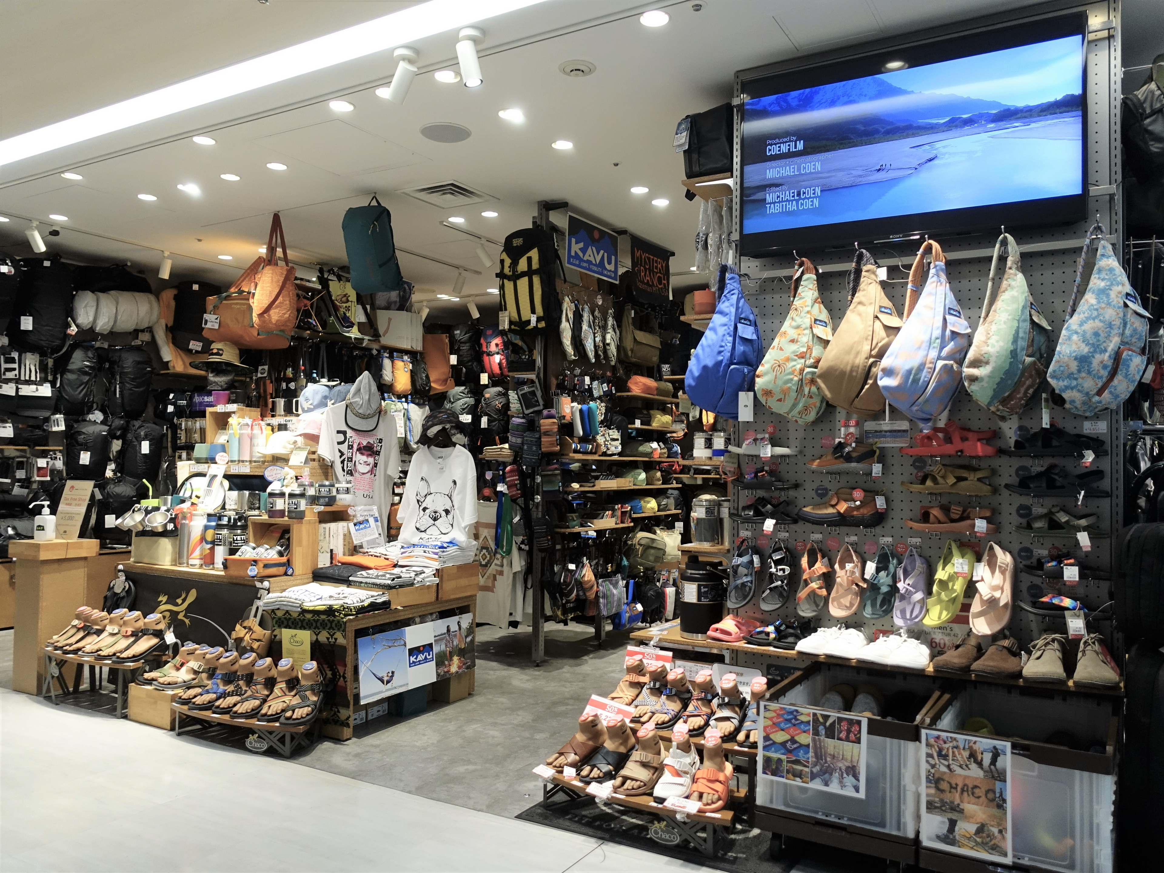 Exterior photo of the A&F COUNTRY Narita Airport Shop