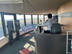 航空管制官による航空機離着陸等の実況解説の画像